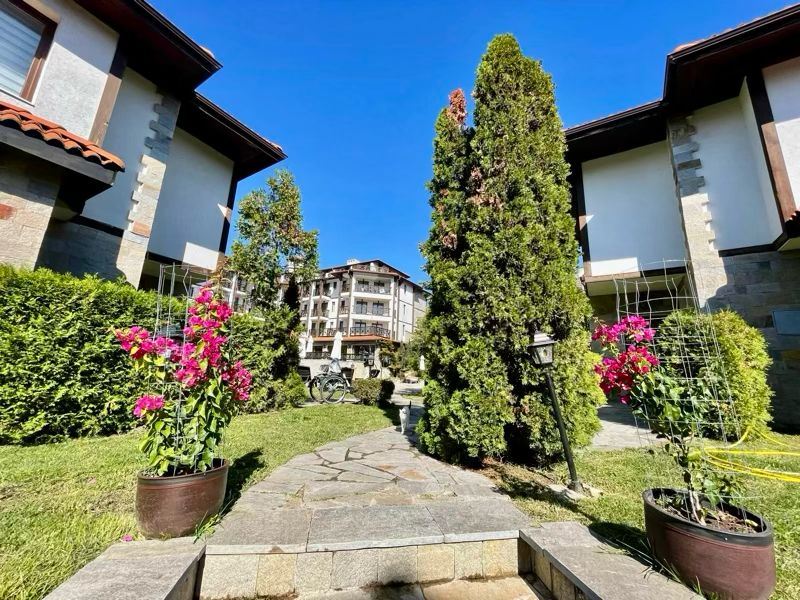 Просторно напълно обзаведено студио с гледка към басейн в слънчев бряг – комфорт, спокойствие и отлична инвестиция