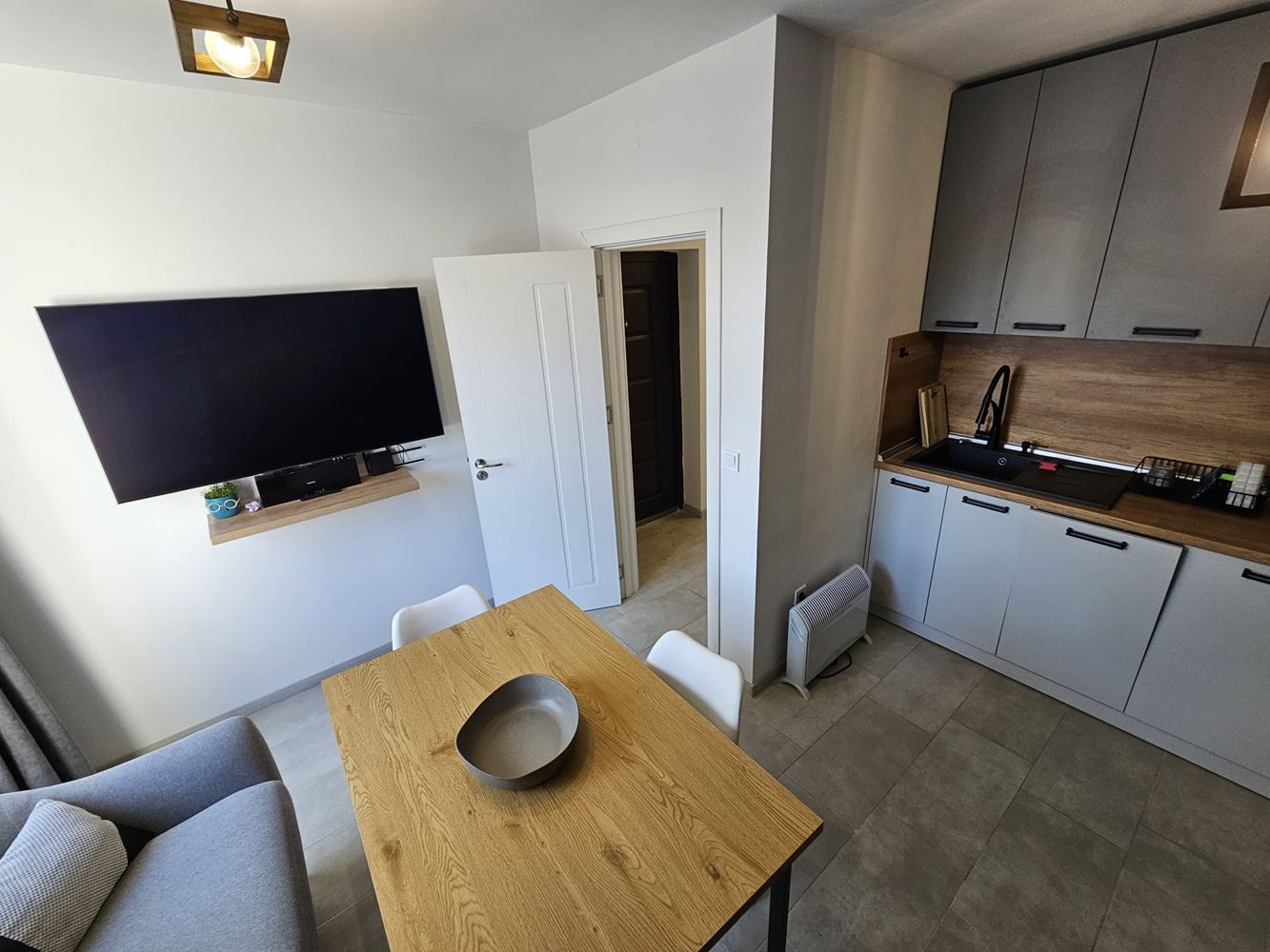 Просторен и светъл тристаен апартамент с две големи тераси в Меден Рудник – идеален за семейство или инвестиция