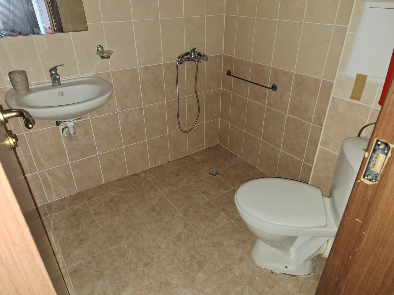 Просторен двустаен апартамент в луксозен комплекс с басейни и спортни удобства