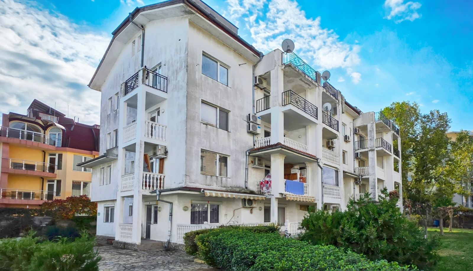 Стилно реновиран тристаен апартамент с две спални в поддържан комплекс в Слънчев бряг – комфорт, спокойствие и отлична локация