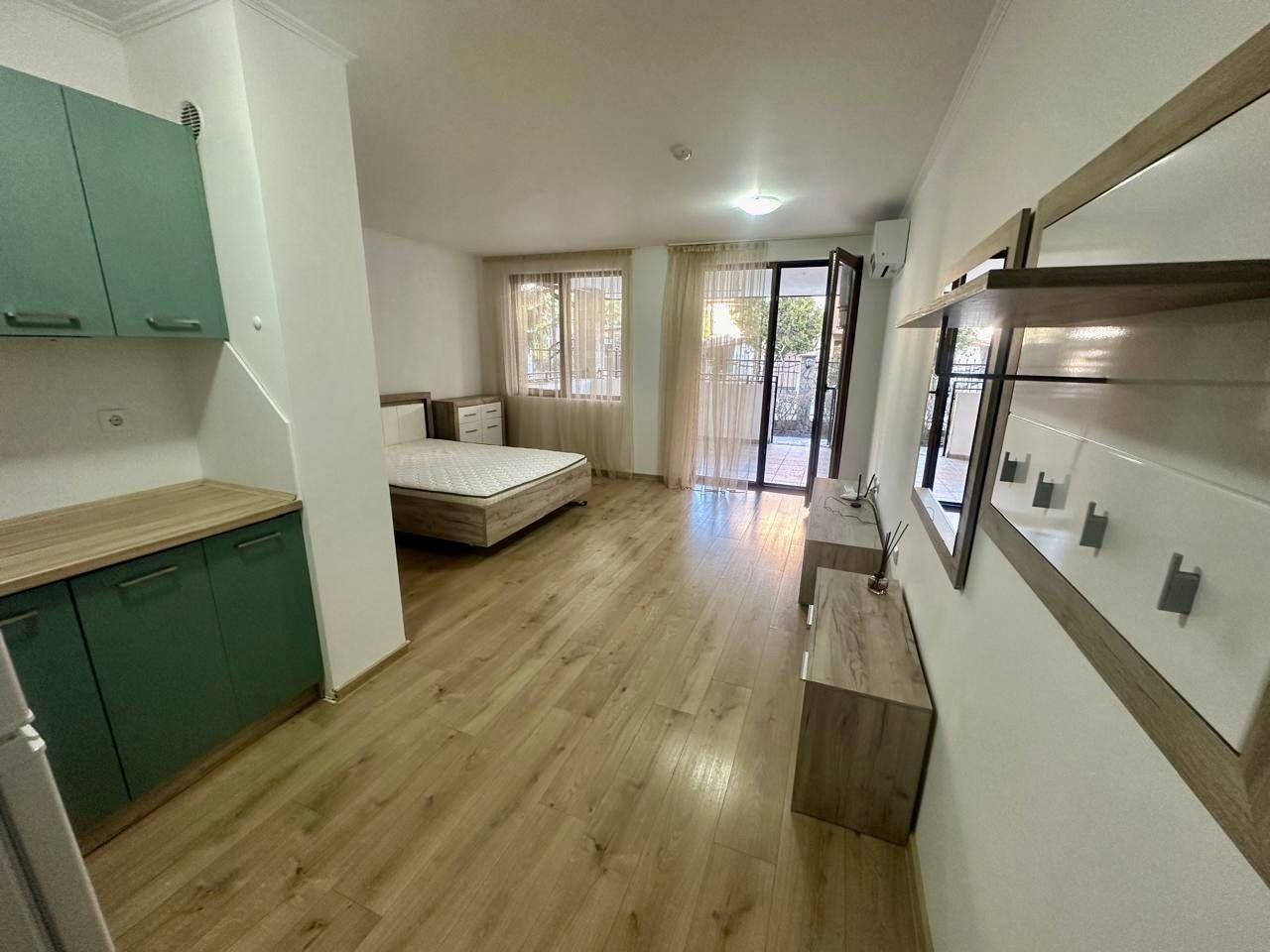 Просторно студио на партер с голяма тераса и възможност за двустаен апартамент – сигурност и комфорт в Несебър