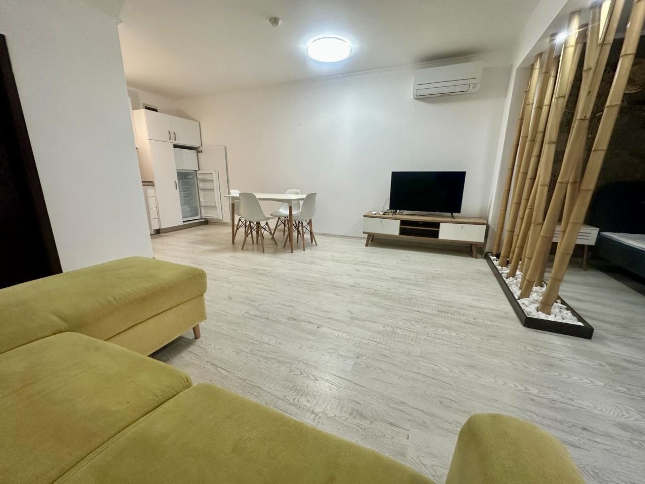 Просторно студио на партер с тераса и възможност за двустаен апартамент – само на 300 м от морето