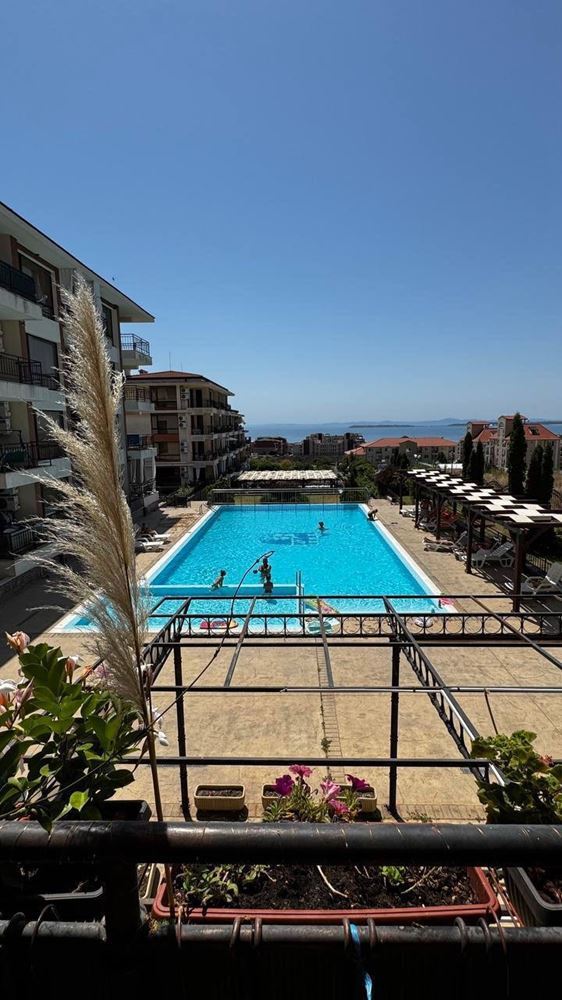 Двустаен апартамент в престижен комплекс с гледка към морето и зеленина