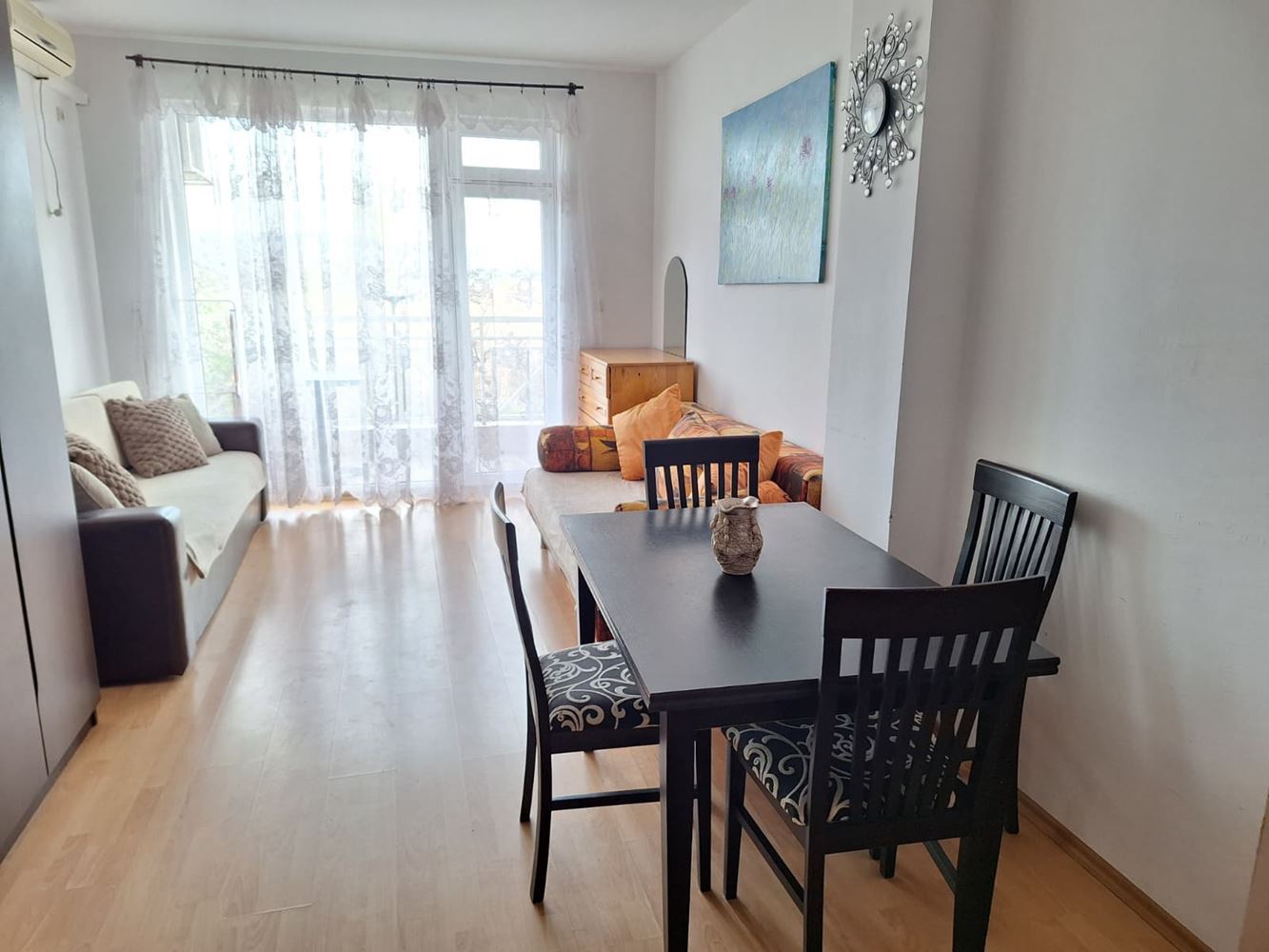 Просторен двустаен апартамент в луксозен комплекс с басейни и спортни удобства