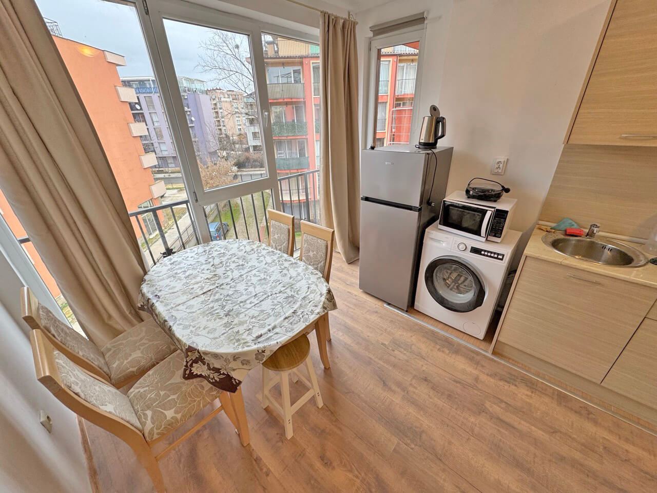 Двустаен апартамент с гледка към басейна в престижен комплекс на Слънчев Бряг