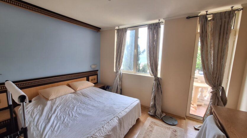 Двустаен апартамент на първа линия в Елените с морска панорама и отличен инвестиционен потенциал