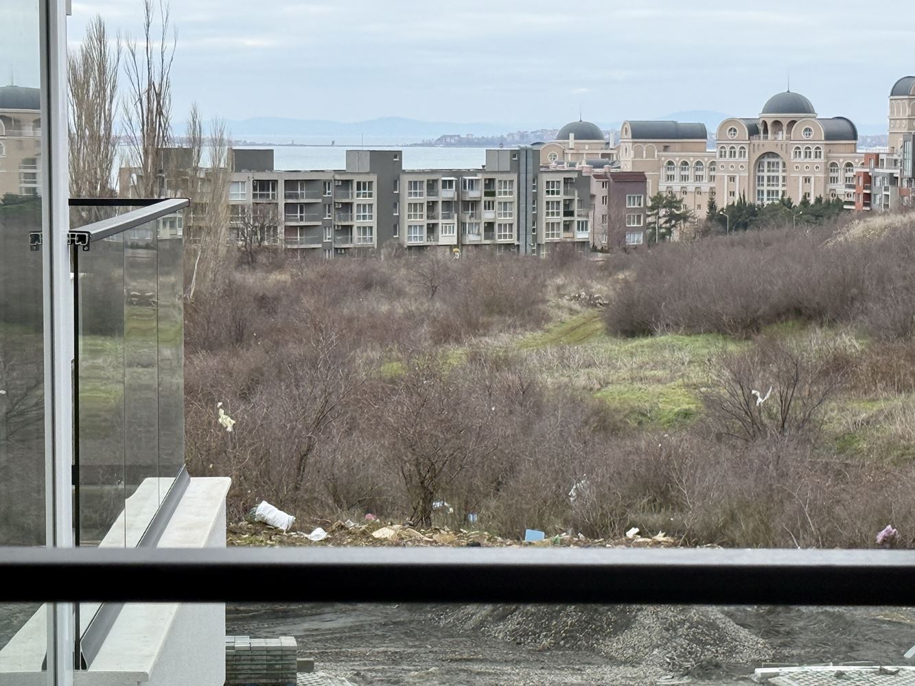 Просторно студио с морска панорама в Свети Влас – готово за завършване по ваш вкус