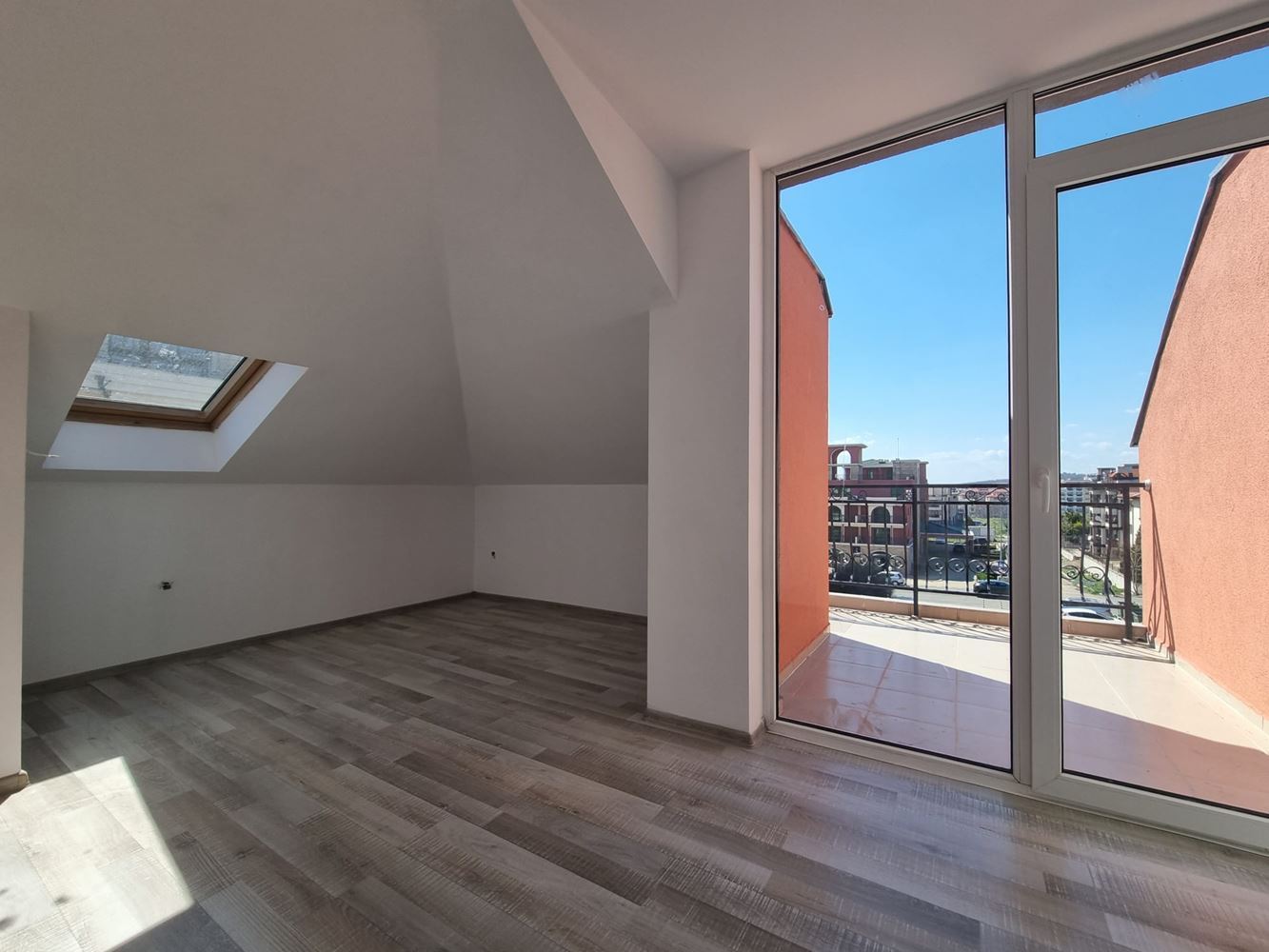 Светъл и модерен апартамент с отлична локация – съчетание на комфорт, природа и морски дух