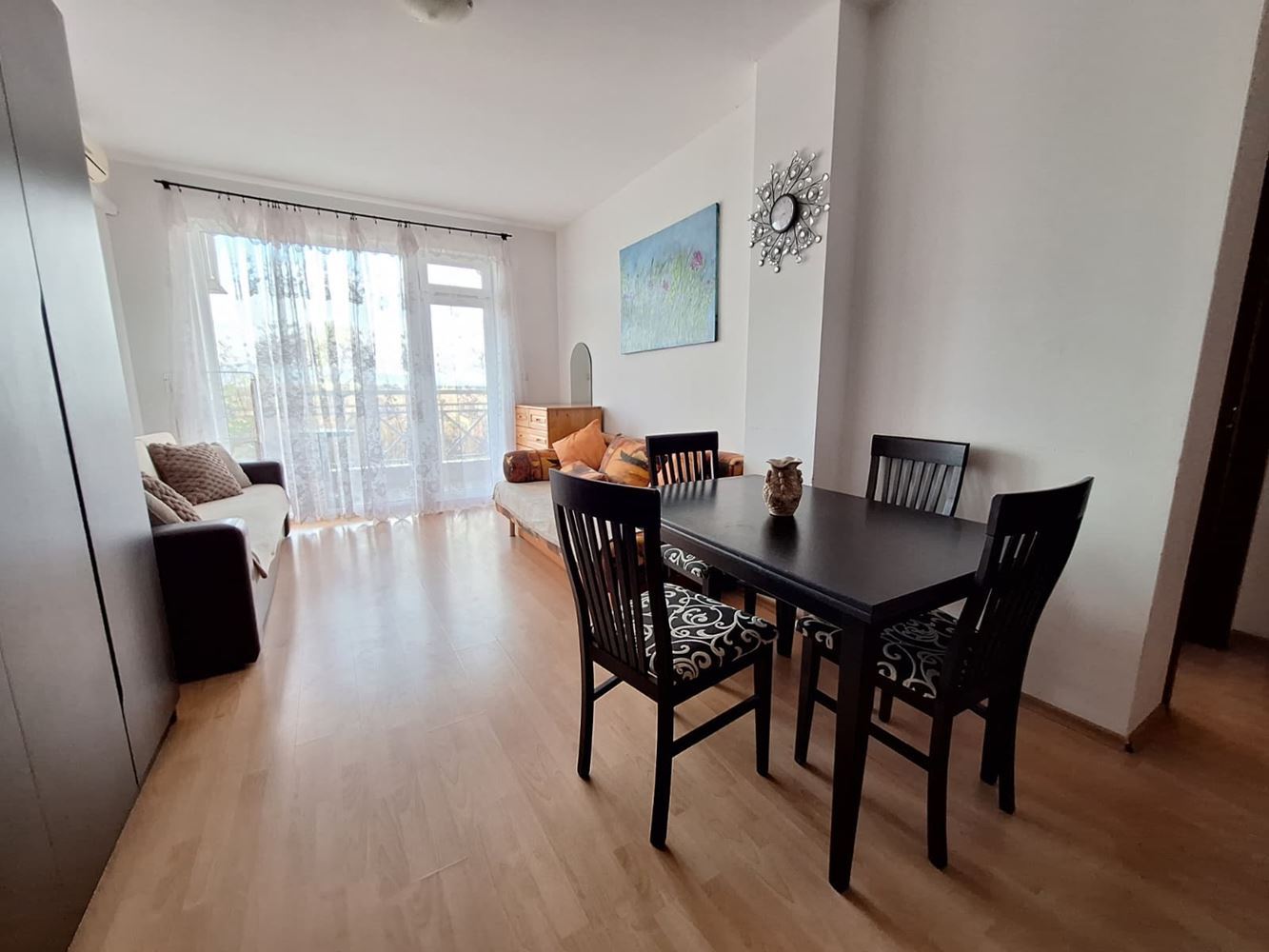 Просторен двустаен апартамент в луксозен комплекс с басейни и спортни удобства