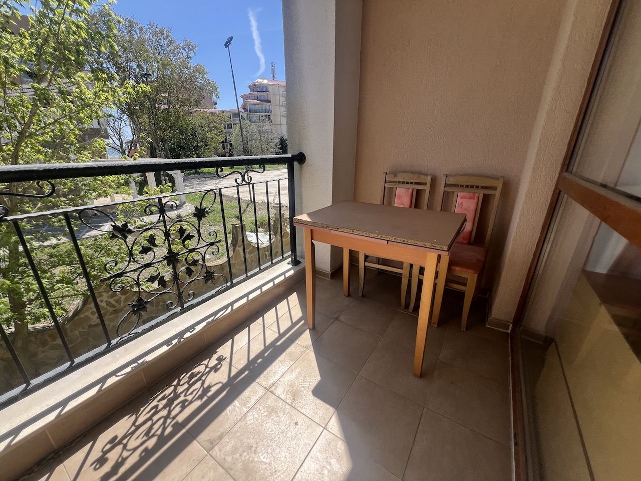 Уютно студио в сърцето на Елените – само на минути от плажа, в затворен комплекс с басейн и отлични удобства