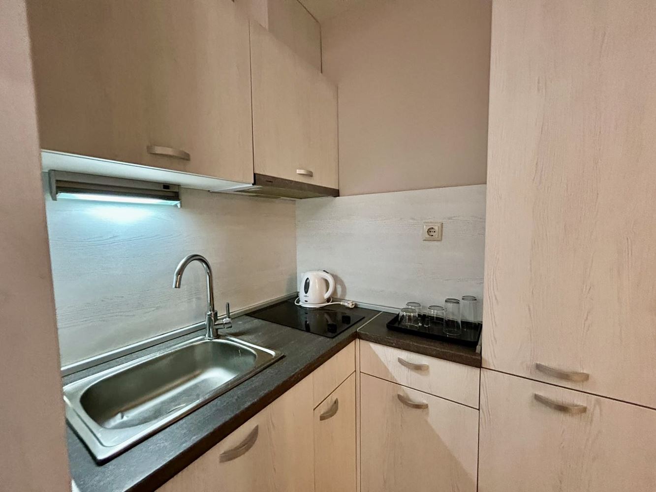 Светло и уютно студио с гледка към красива вътрешната територия – комфорт и спокойствие в модерен комплекс