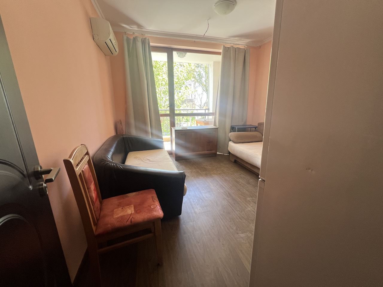 Уютно студио в сърцето на Елените – само на минути от плажа, в затворен комплекс с басейн и отлични удобства