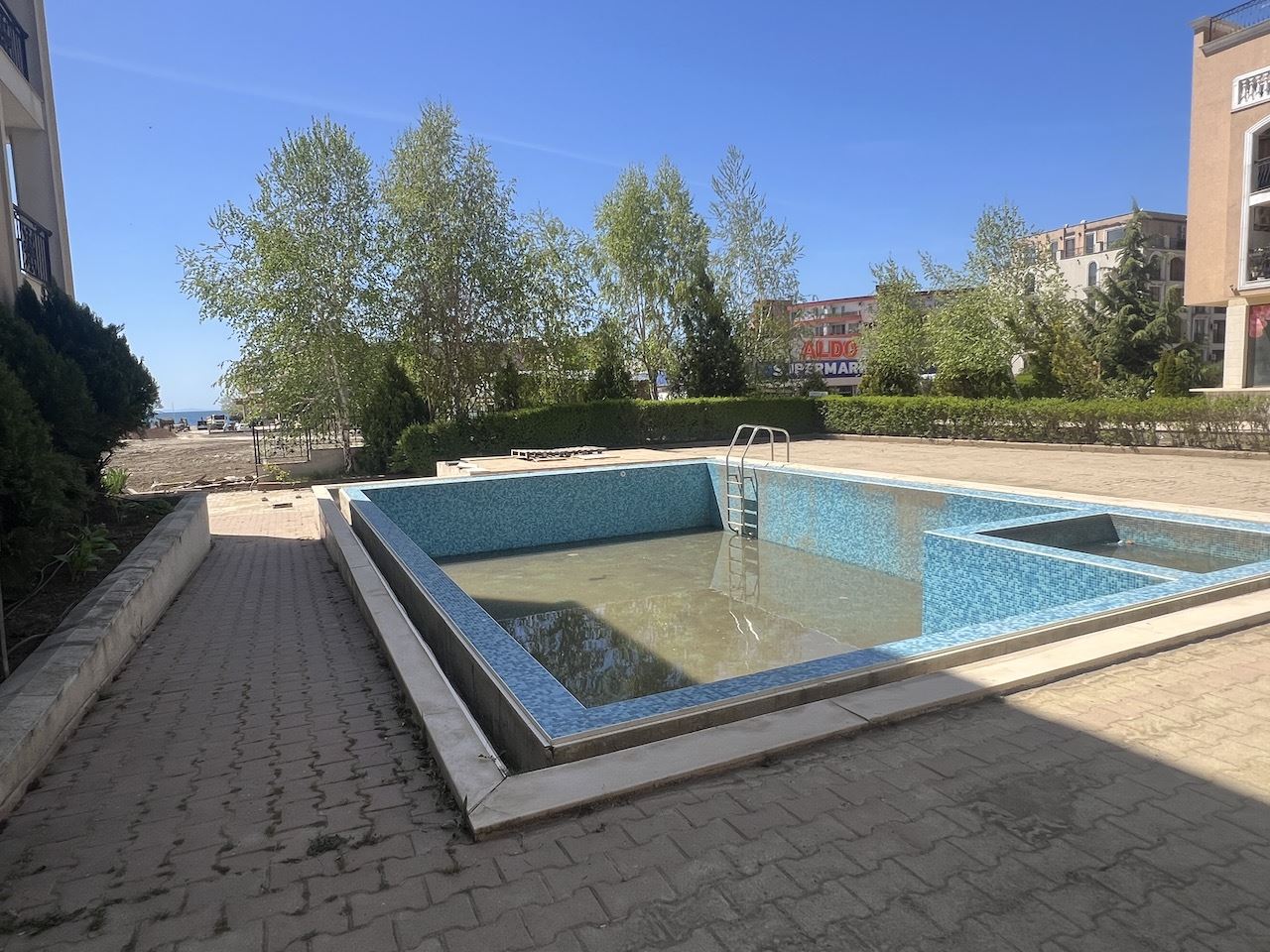 Уютно студио в сърцето на Елените – само на минути от плажа, в затворен комплекс с басейн и отлични удобства