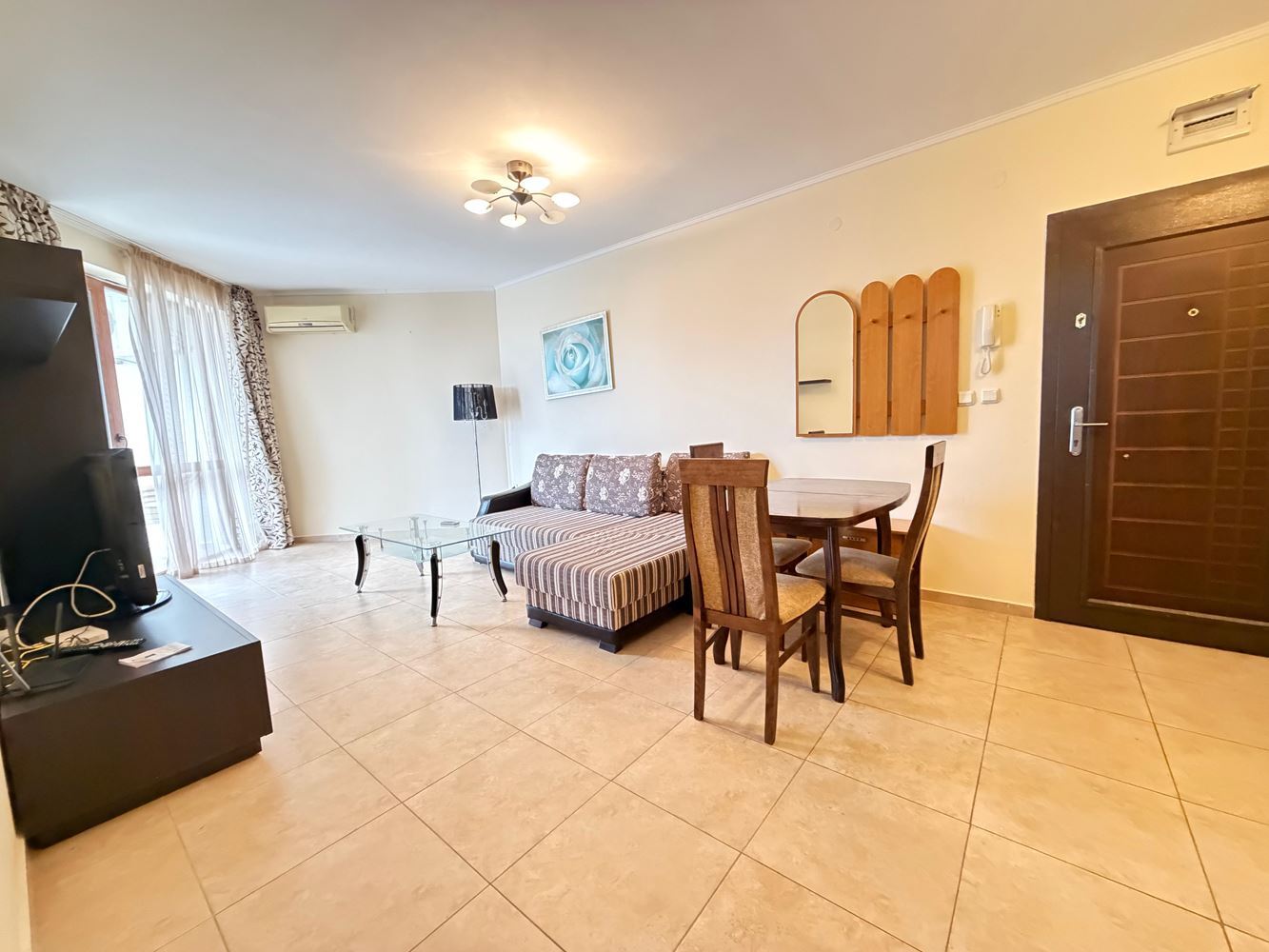 Апартамент с две спални и изглед към басейна в Несебър – простор, комфорт и отлична локация на 300 метра от морето