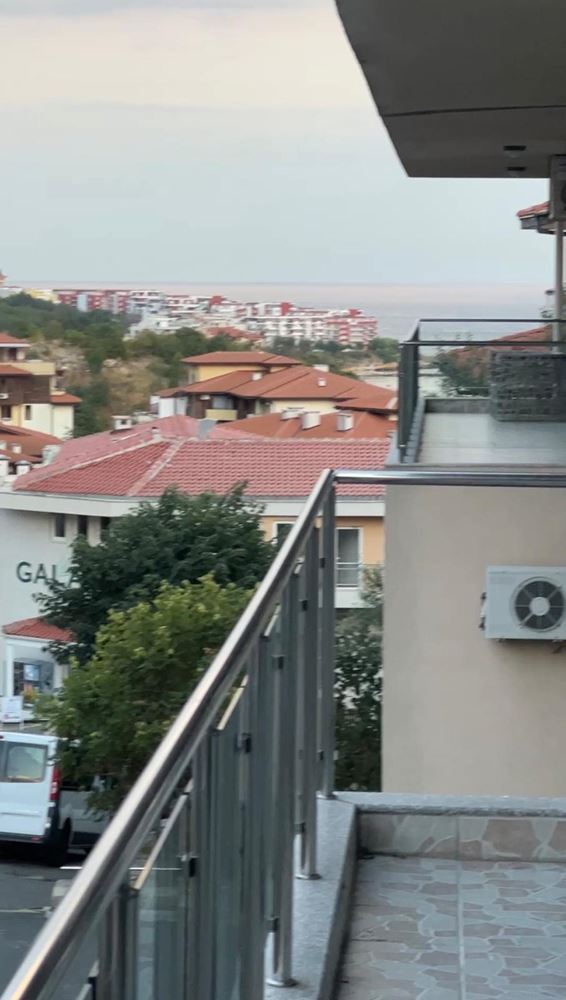 Уютен двустаен апартамент с панорамна гледка към морето и планината в Свети Влас