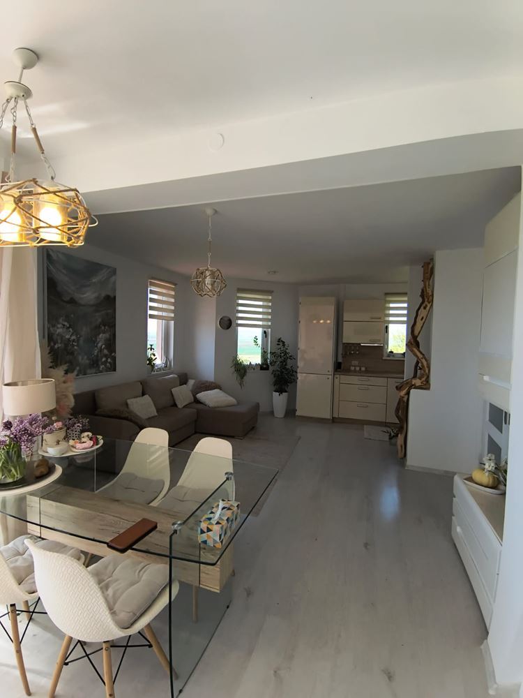 Реновиран двустаен апартамент с панорамна гледка в модерен комплекс близо до Слънчев бряг