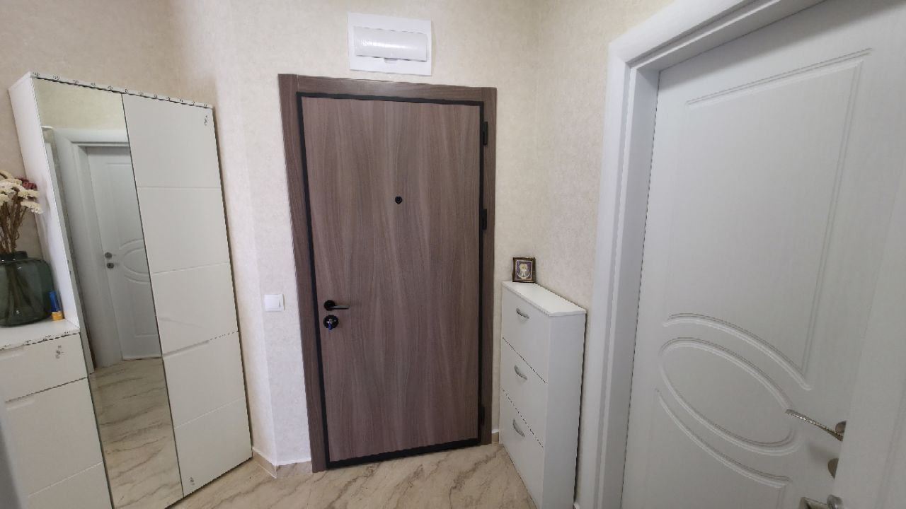 Тристаен апартамент с голяма панорамна тераса в стилен комплекс в Слънчев бряг