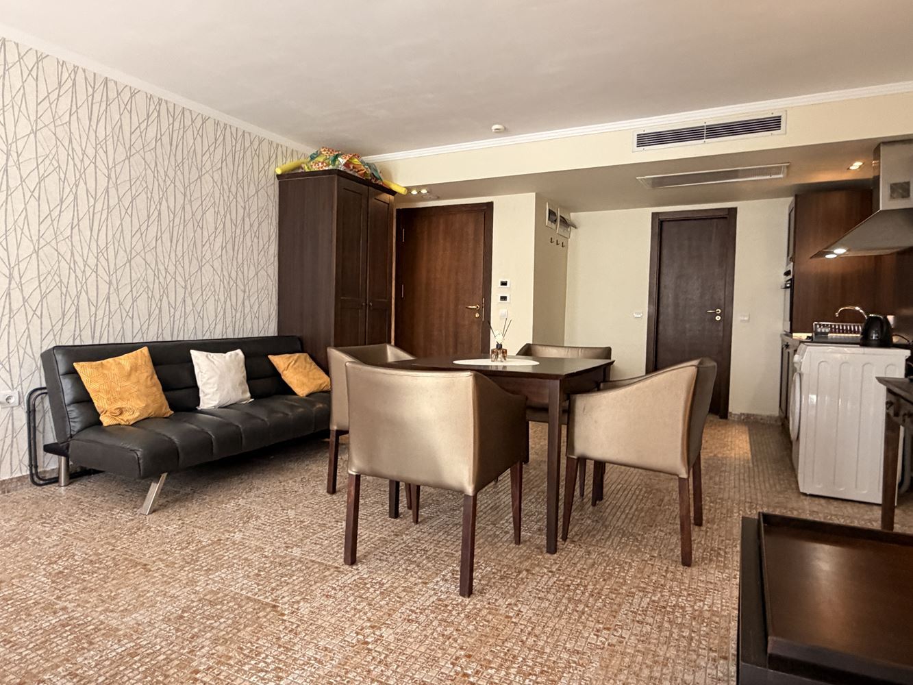 Ексклузивно студио с градина и директен достъп до басейн – на 100 м от морето в Слънчев бряг