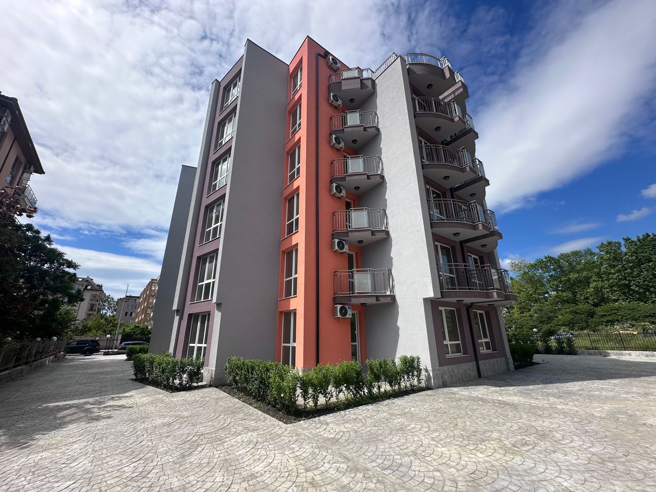 Ново строителство в Слънчев бряг – голям тристаен апартамент без месечни такси!