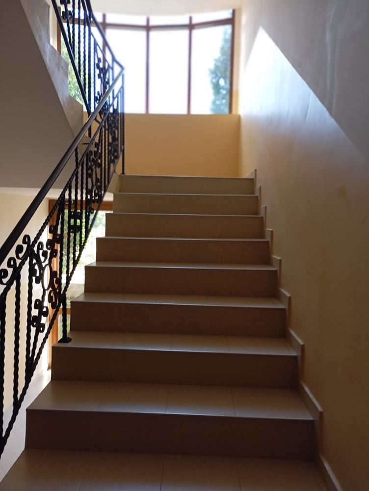 Напълно обзаведен двустаен апартамент на 200 м от плажа в Равда – тишина, зеленина и комфорт в малък комплекс