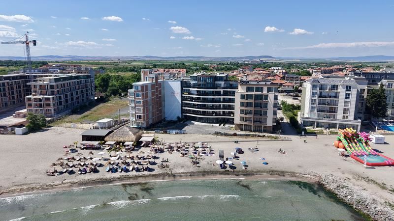 Тристаен апартамент с фронтална морска панорама в Поморие – първа линия море, южен плаж и без такса поддръжка!