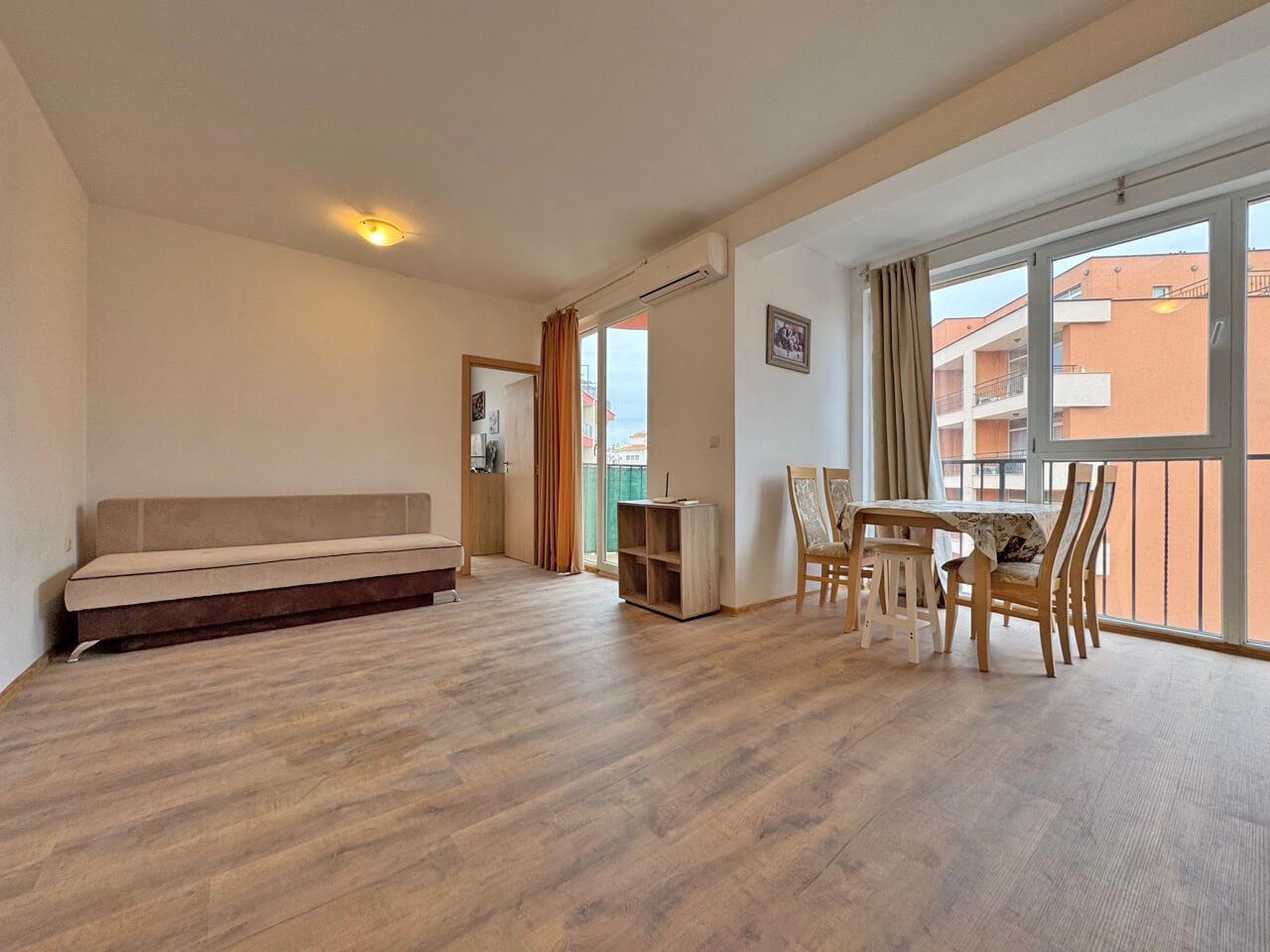 Двустаен апартамент с гледка към басейна в престижен комплекс на Слънчев Бряг