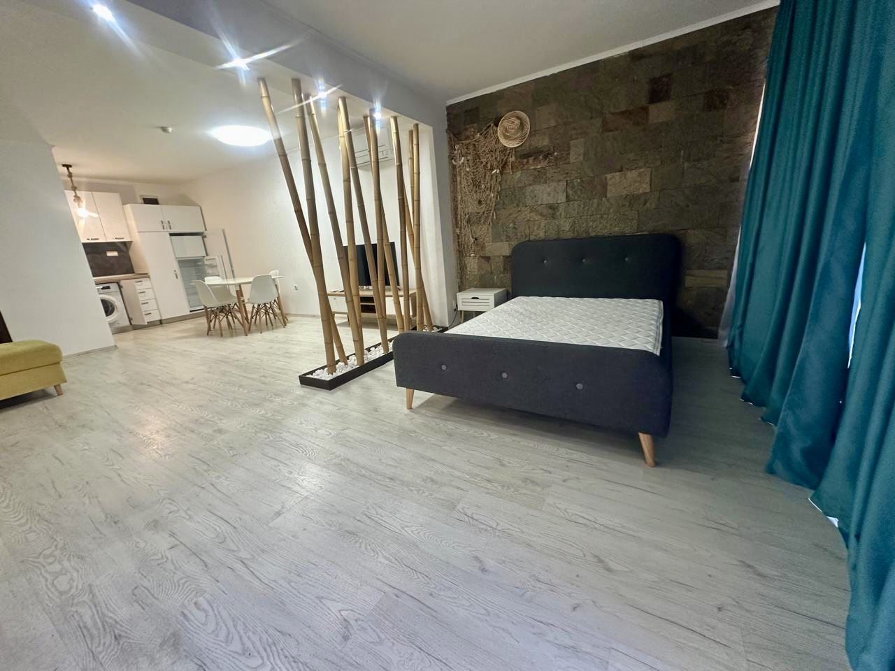 Просторно студио на партер с тераса и възможност за двустаен апартамент – само на 300 м от морето