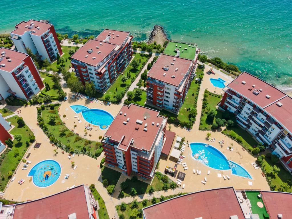 Тристаен апартамент в луксозен комплекс на първа линия в Свети Влас 