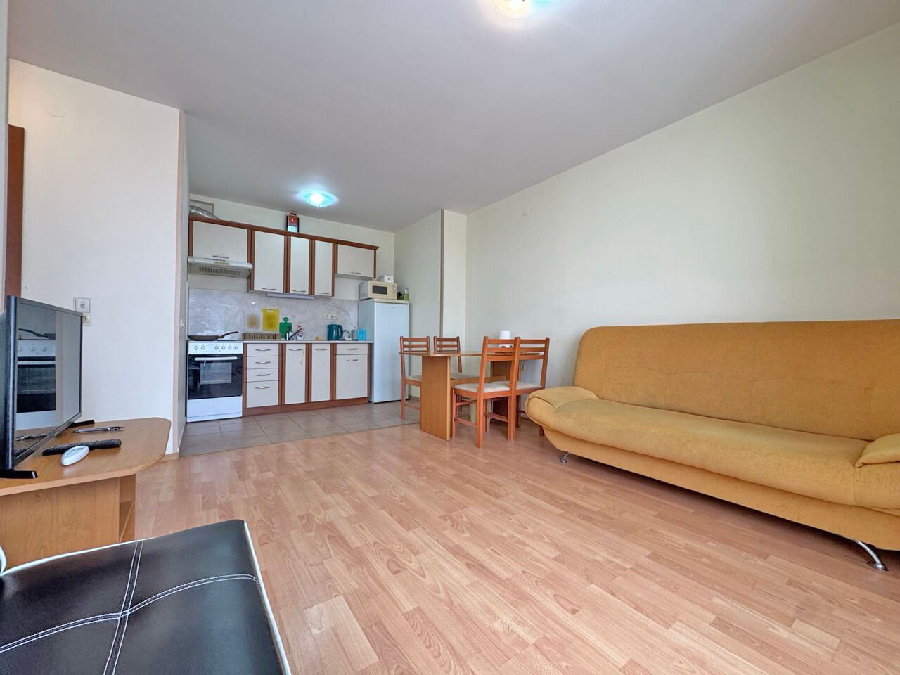 Просторен двустаен апартамент с гледка към басейна в Слънчев бряг