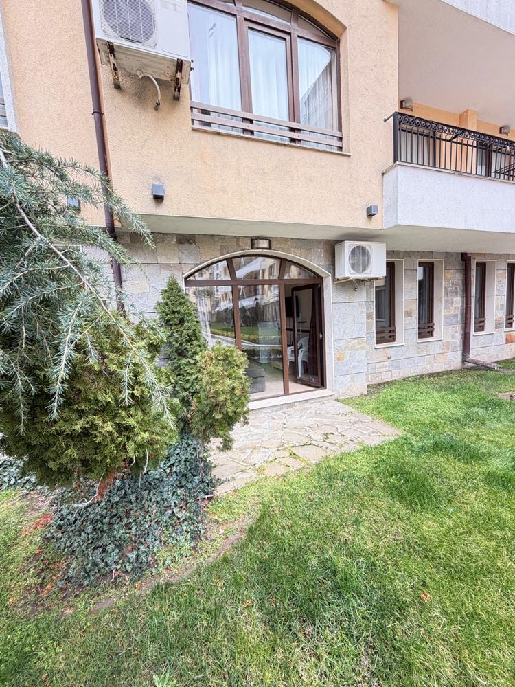 Просторен тристаен апартамент с директен излаз към собствен двор в Слънчев бряг – комфорт, лукс и уют