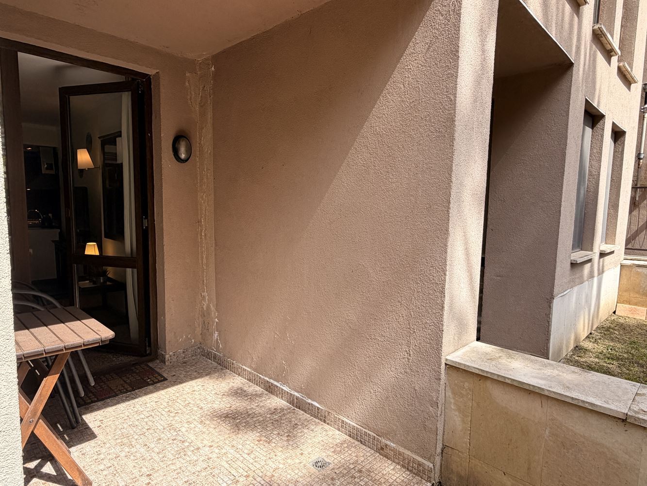 Ексклузивно студио с градина и директен достъп до басейн – на 100 м от морето в Слънчев бряг