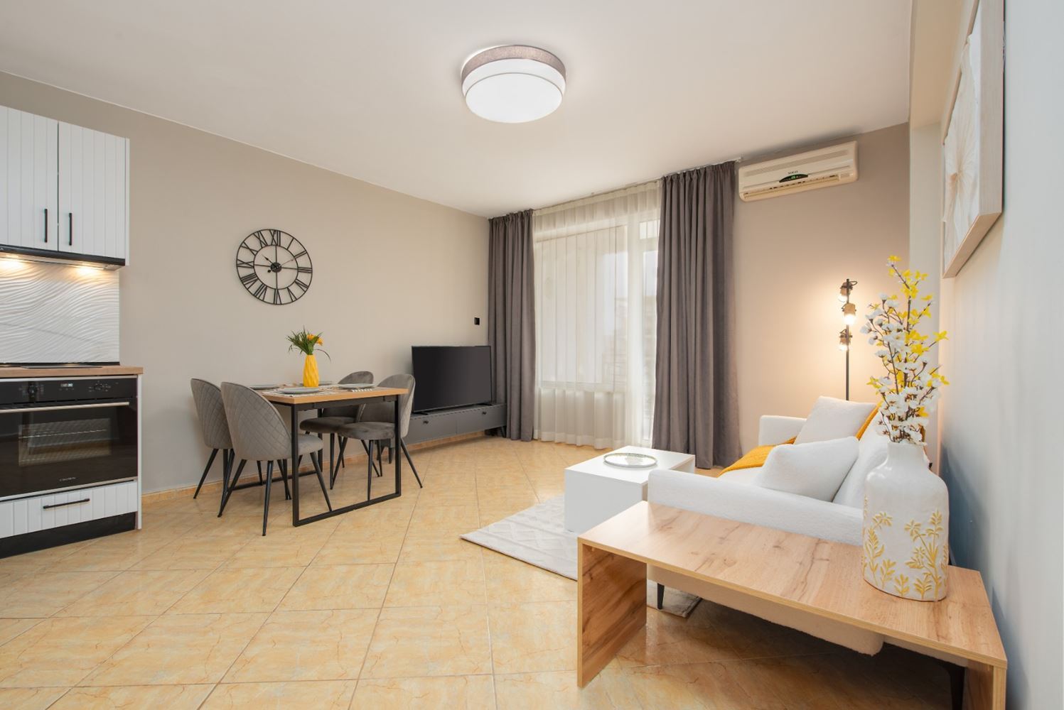 Стилно реновиран тристаен апартамент с две спални в поддържан комплекс в Слънчев бряг – комфорт, спокойствие и отлична локация