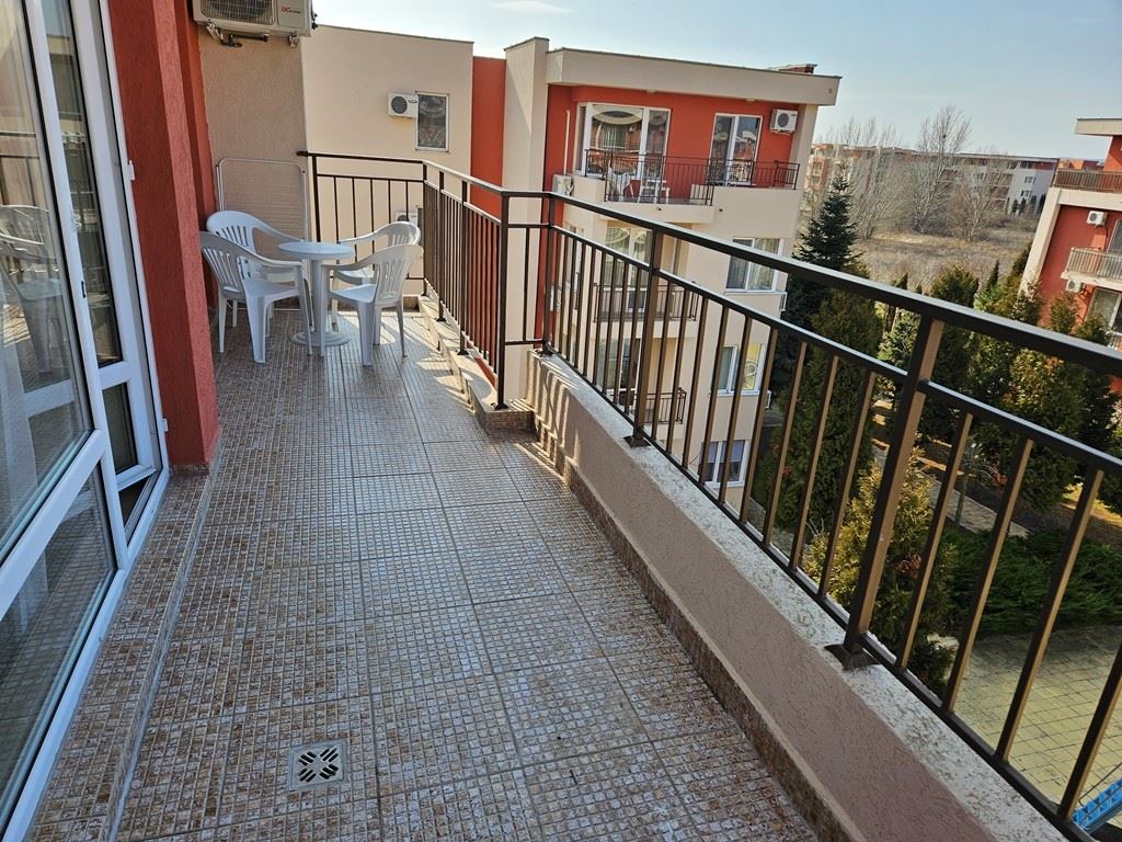 Напълно обзаведен апартамент с една спалня на последен етаж в Слънчев бряг – гледка басейн и луксозна атмосфера