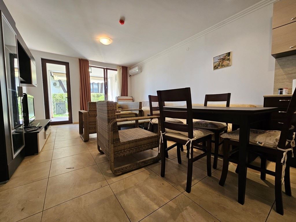 Лукс на първа линия – стилен апартамент с веранда, собствена градина и морска гледка в Свети Влас