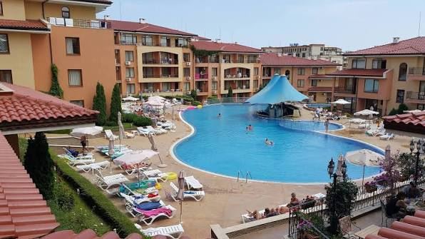 Тристаен апартамент на 200 м от морето в Свети Влас с две тераси и частична морска гледка