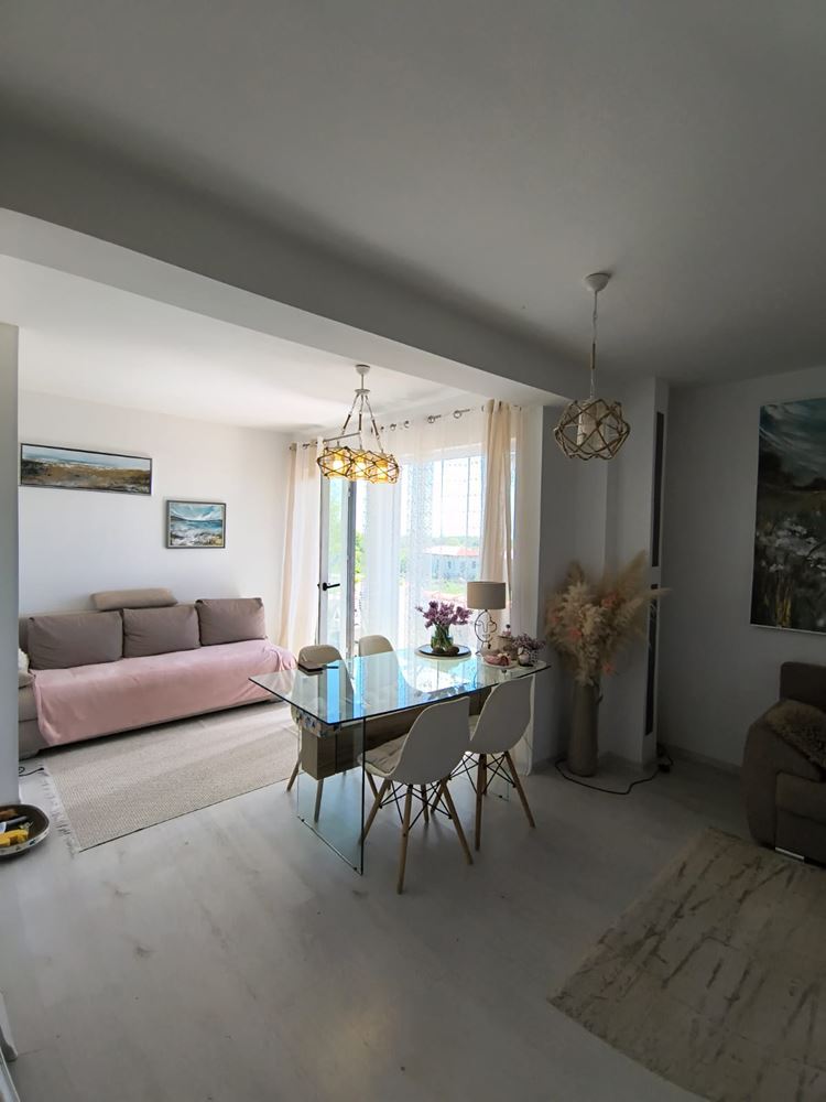 Реновиран двустаен апартамент с панорамна гледка в модерен комплекс близо до Слънчев бряг