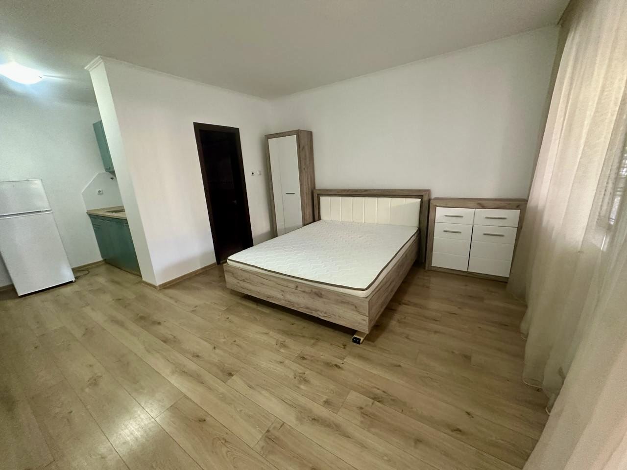 Просторно студио на партер с голяма тераса и възможност за двустаен апартамент – сигурност и комфорт в Несебър