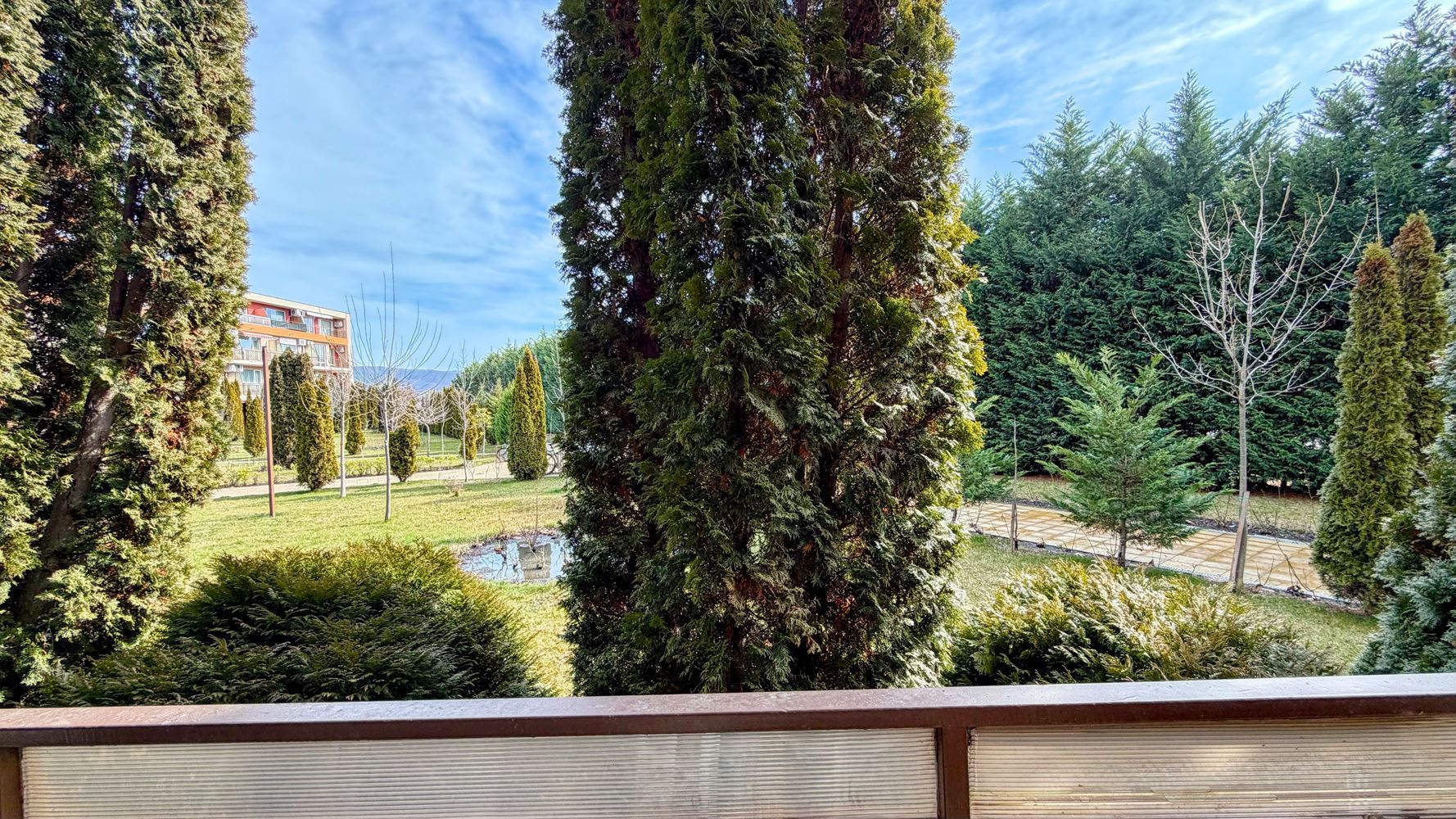 Просторно студио с тераса в модерен комплекс на Слънчев бряг – комфорт и развлечения на кратка разходка от морето