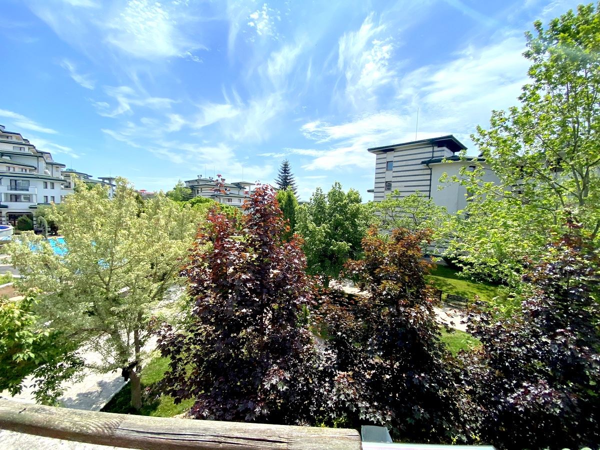 Просторен двустаен апартамент на първа линия в Равда – лукс, природа и впечатляваща гледка към басейна