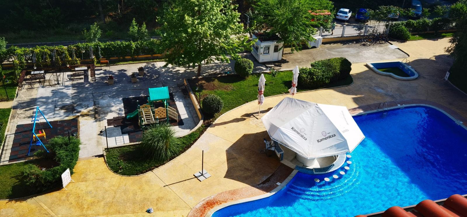 Просторен тристаен апартамент на последен етаж в Слънчев бряг — комфорт, стил и зелена хармония край морето