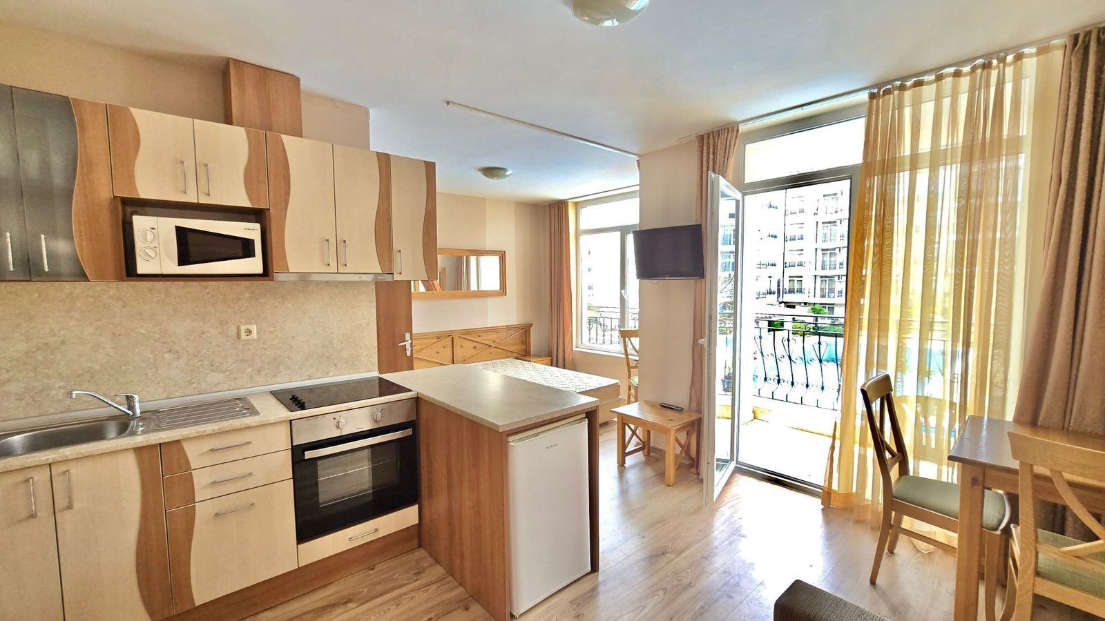 Уют, стил и комфорт на морето – тристаен апартамент в сърцето на Слънчев бряг