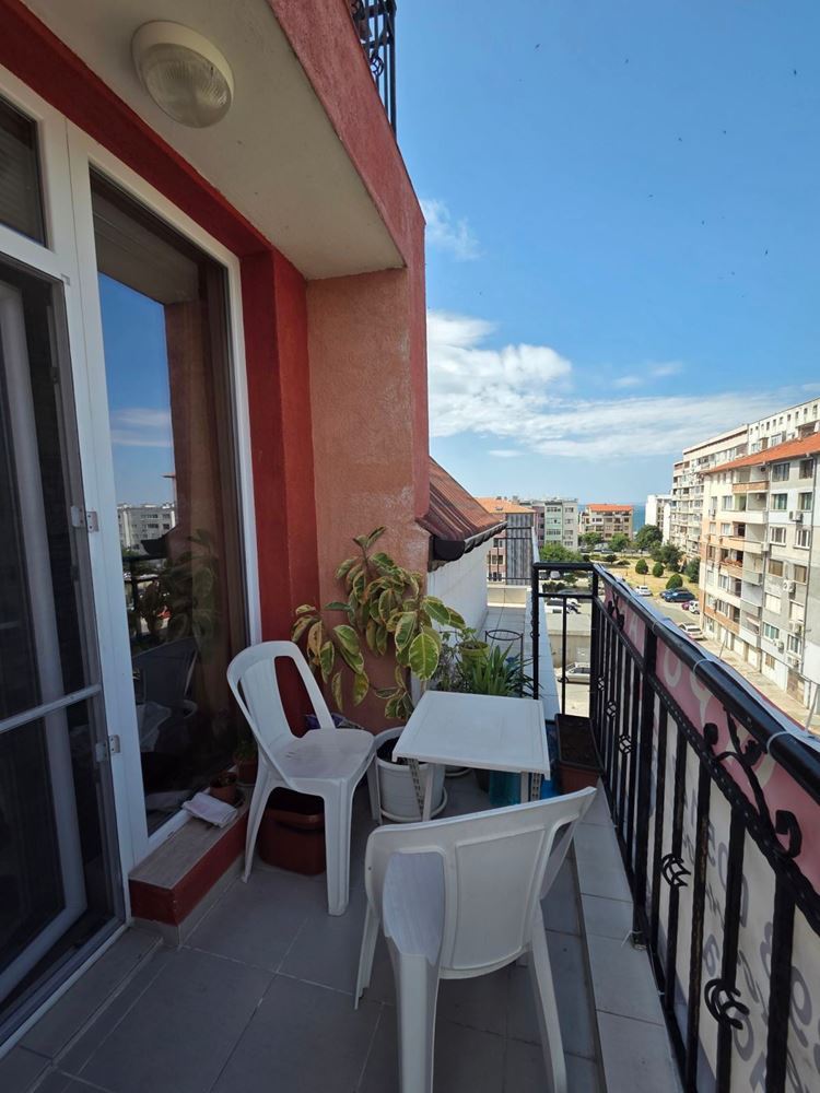 Просторен двустаен апартамент с панорамна гледка към солниците и морето в гр. Поморие