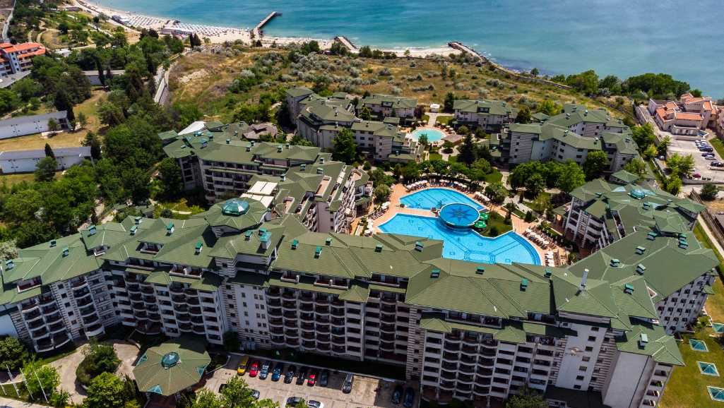 Високия стандарт и разнообразни удобства - страхотен двустаен апартамент в луксозен комплекс на първа линия в Равда