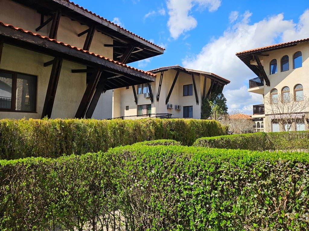 Лукс на първа линия – стилен апартамент с веранда, собствена градина и морска гледка в Свети Влас