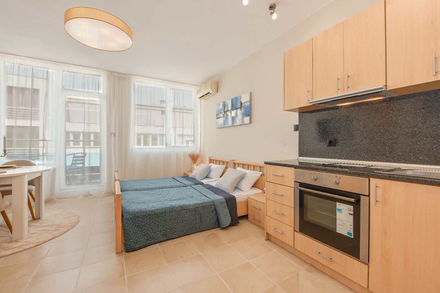 Слънчево и просторно студио с морска гледка в Равда – на 100 м от плажа, в поддържан комплекс с басейн и зеленина