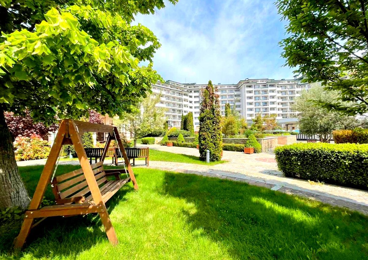 Просторен двустаен апартамент на първа линия в Равда – лукс, природа и впечатляваща гледка към басейна