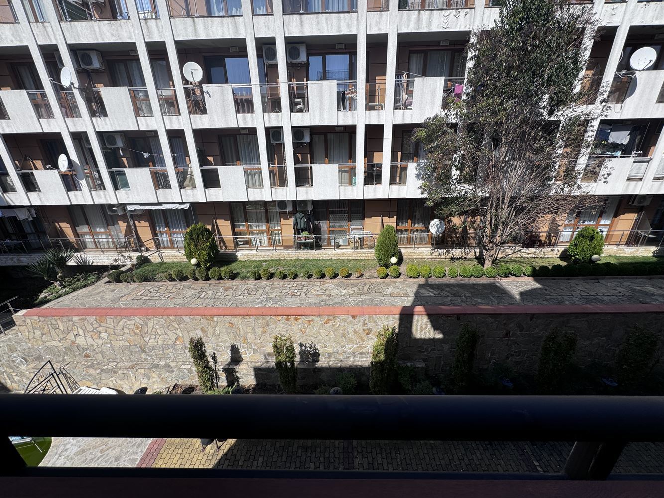 Двустаен апартамент с директен достъп до басейн в комплекс „Викторио“, Свети Влас – комфорт и ваканционно усещане