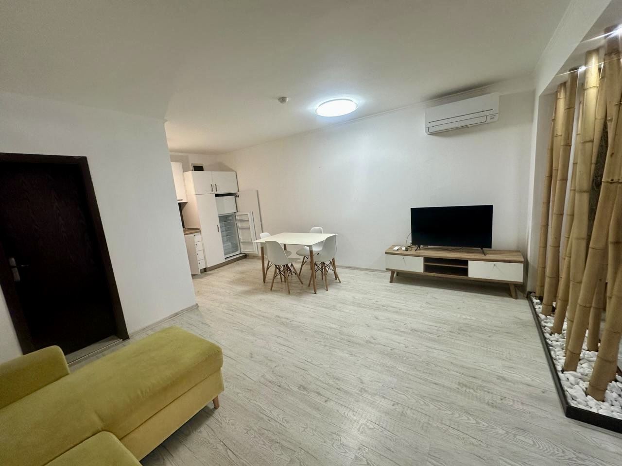 Просторно студио на партер с тераса и възможност за двустаен апартамент – само на 300 м от морето