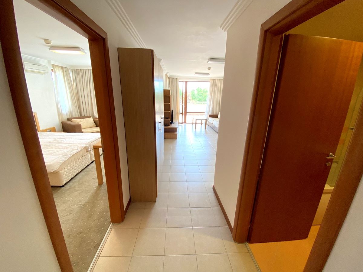 Просторен двустаен апартамент на първа линия в Равда – лукс, природа и впечатляваща гледка към басейна