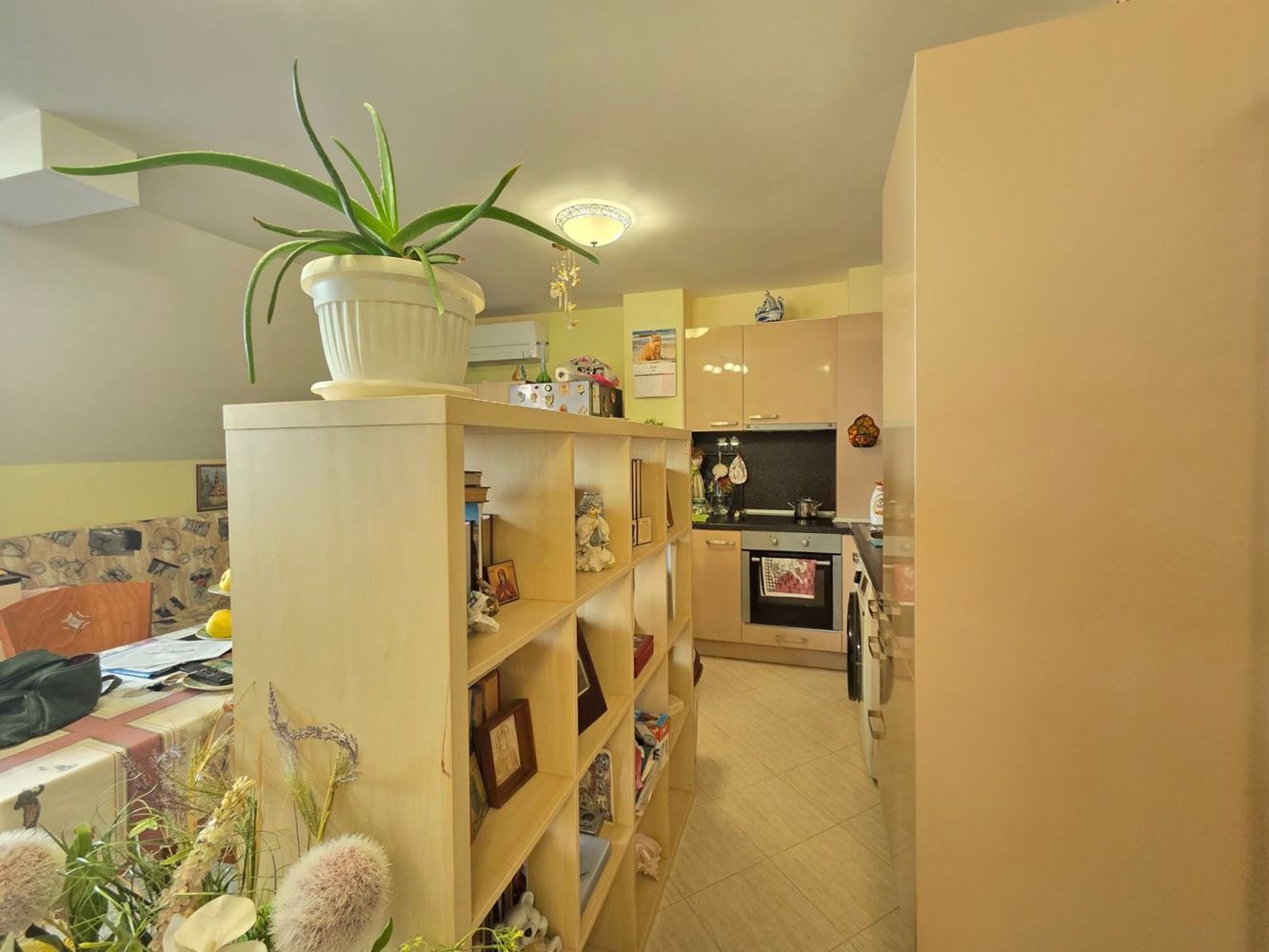 Просторен двустаен апартамент с панорамна гледка към солниците и морето в гр. Поморие